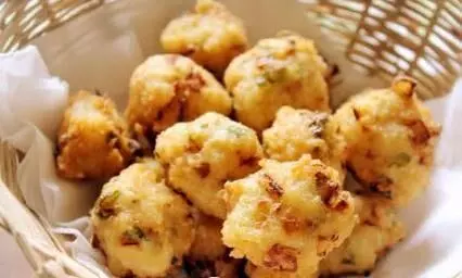 बाहर से कुरकुरे, अंदर से नरम...साबूदाने के पकौड़े खाते ही मन हो जाएगा खुश!