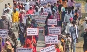 आदिवासियों का भोपाल कूच, 35 गांवों के मार्च से गरमाई सियासत