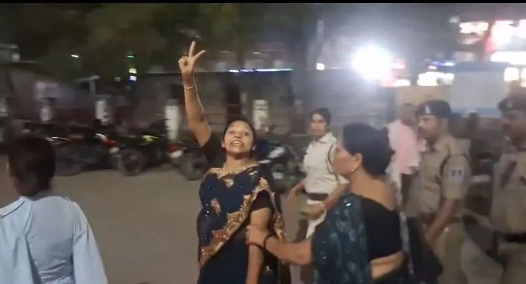 धर्मांतरण के प्रलोभन और मारपीट मामले में मां-बेटी गिरफ्तार, भेजा जेल धर्मांतरण के प्रलोभन और मारपीट मामले में मां-बेटी गिरफ्तार, भेजा जेल