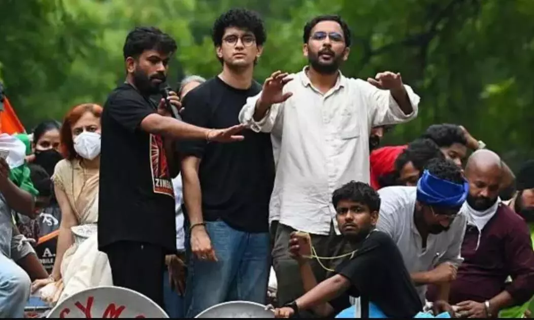 दिल्ली के कनॉट प्लेस पर कॉकरोच जनता पार्टी ने क्यों बुलाया तिरंगा मार्च? अभिजीत दीपके ने समर्थन के लिए किया था अनुरोध दिल्ली के कनॉट प्लेस पर कॉकरोच जनता पार्टी ने क्यों बुलाया तिरंगा मार्च? अभिजीत दीपके ने समर्थन के लिए किया था अनुरोध