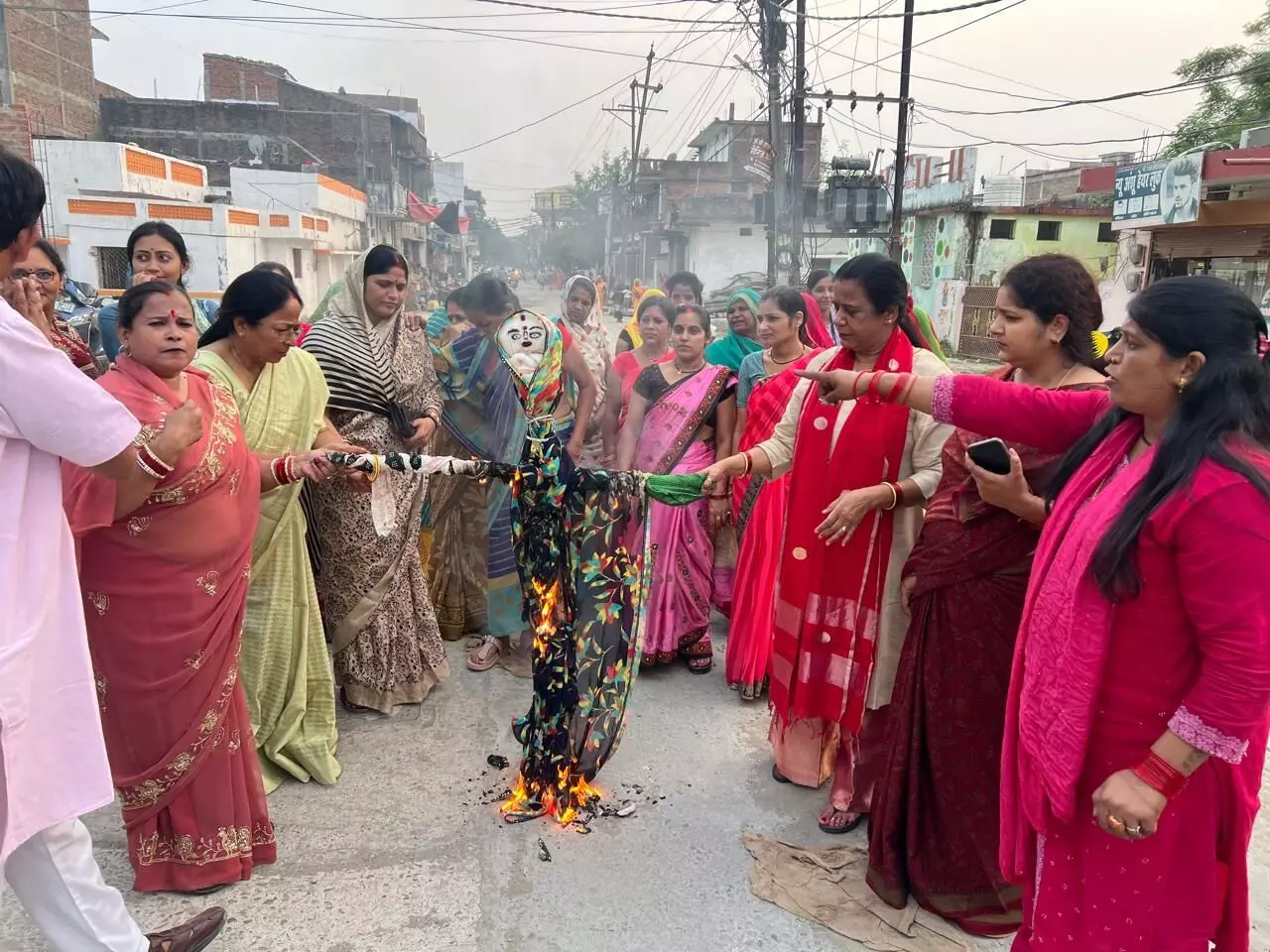 दिल्ली की मुख्यमंत्री रेखा गुप्ता द्वारा भगवान श्रीराम के प्रति की गई अमर्यादित टिप्पणी का विरोध दिल्ली की मुख्यमंत्री रेखा गुप्ता द्वारा भगवान श्रीराम के प्रति की गई अमर्यादित टिप्पणी का विरोध