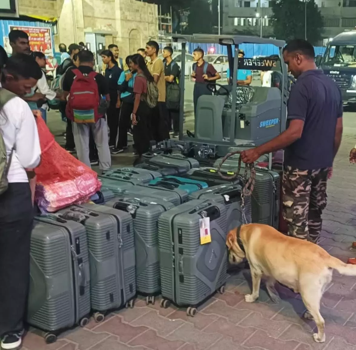 दशहरा और धम्मचक्र प्रवर्तन दिवस को लेकर अलर्ट, चाक-चौबंद सुरक्षा के लिए 24 घंटे तैनात रहेगा बम निरोधक दस्ता और डॉग स्क्वॉड दशहरा और धम्मचक्र प्रवर्तन दिवस को लेकर अलर्ट, चाक-चौबंद सुरक्षा के लिए 24 घंटे तैनात रहेगा बम निरोधक दस्ता और डॉग स्क्वॉड