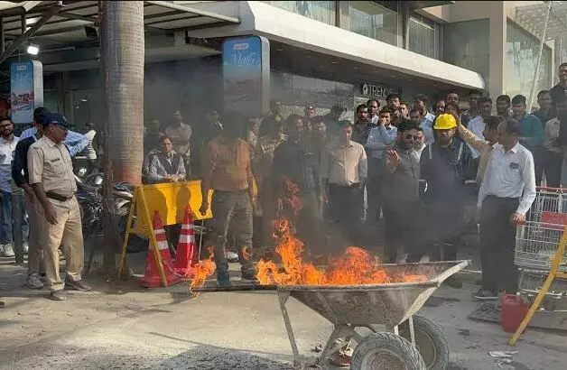 भोपाल के न्यू मार्केट में मॉक ड्रिल के दौरान हादसा, बेकाबू फायर ब्रिगेड महिला के पैर पर चढ़ी