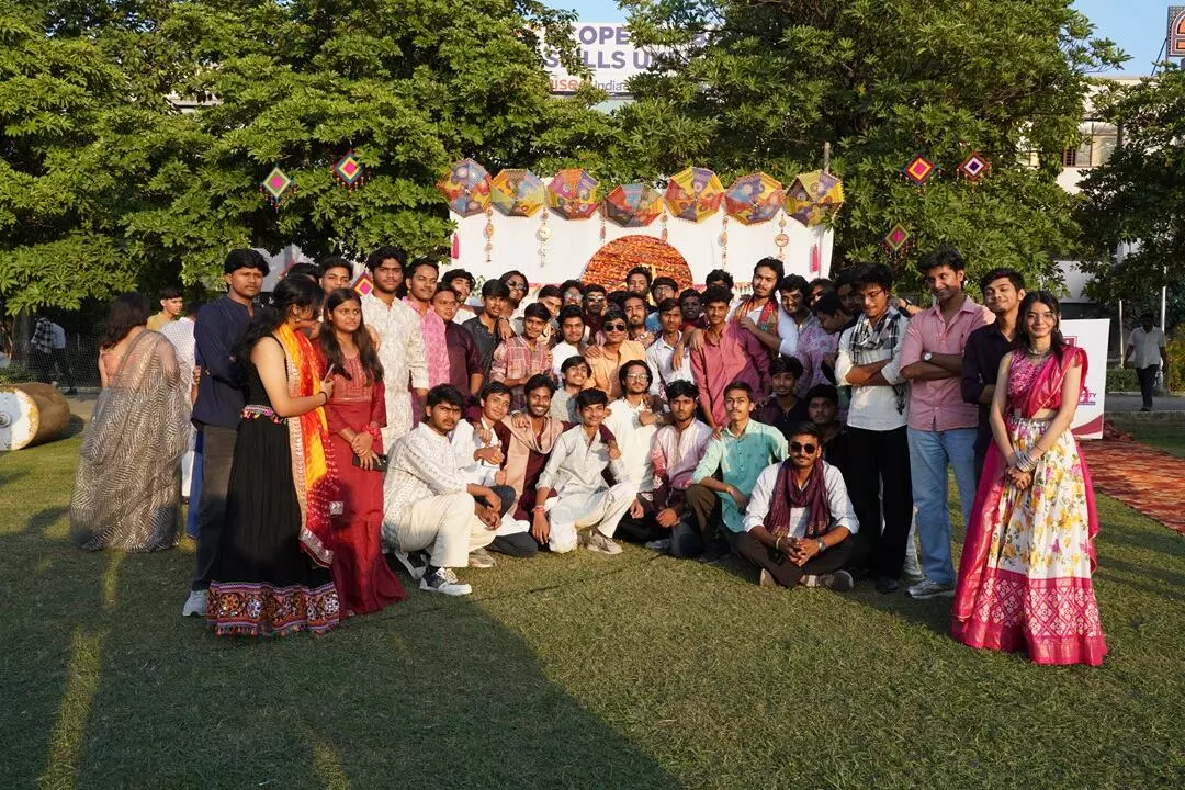 एसजीएसयू में गरबा महोत्सव की धूम, 750 से अधिक प्रतिभागियों ने भारतीय संस्कृति और परंपरा के रंगों में मनाया उत्सव