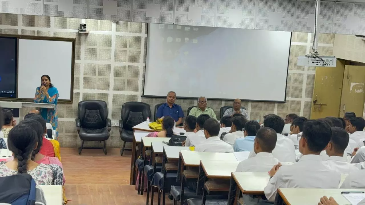 एमबीबीएस 2026 बैच के फाउंडेशन कोर्स का समापन एमबीबीएस 2026 बैच के फाउंडेशन कोर्स का समापन