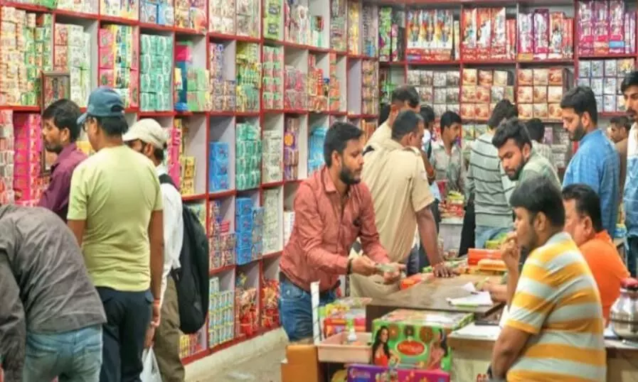 भोपाल में पटाखा दुकानदारों को सशर्त करना होगा काम, नियम विरुद्ध होगी कार्रवाई भोपाल में पटाखा दुकानदारों को सशर्त करना होगा काम, नियम विरुद्ध होगी कार्रवाई