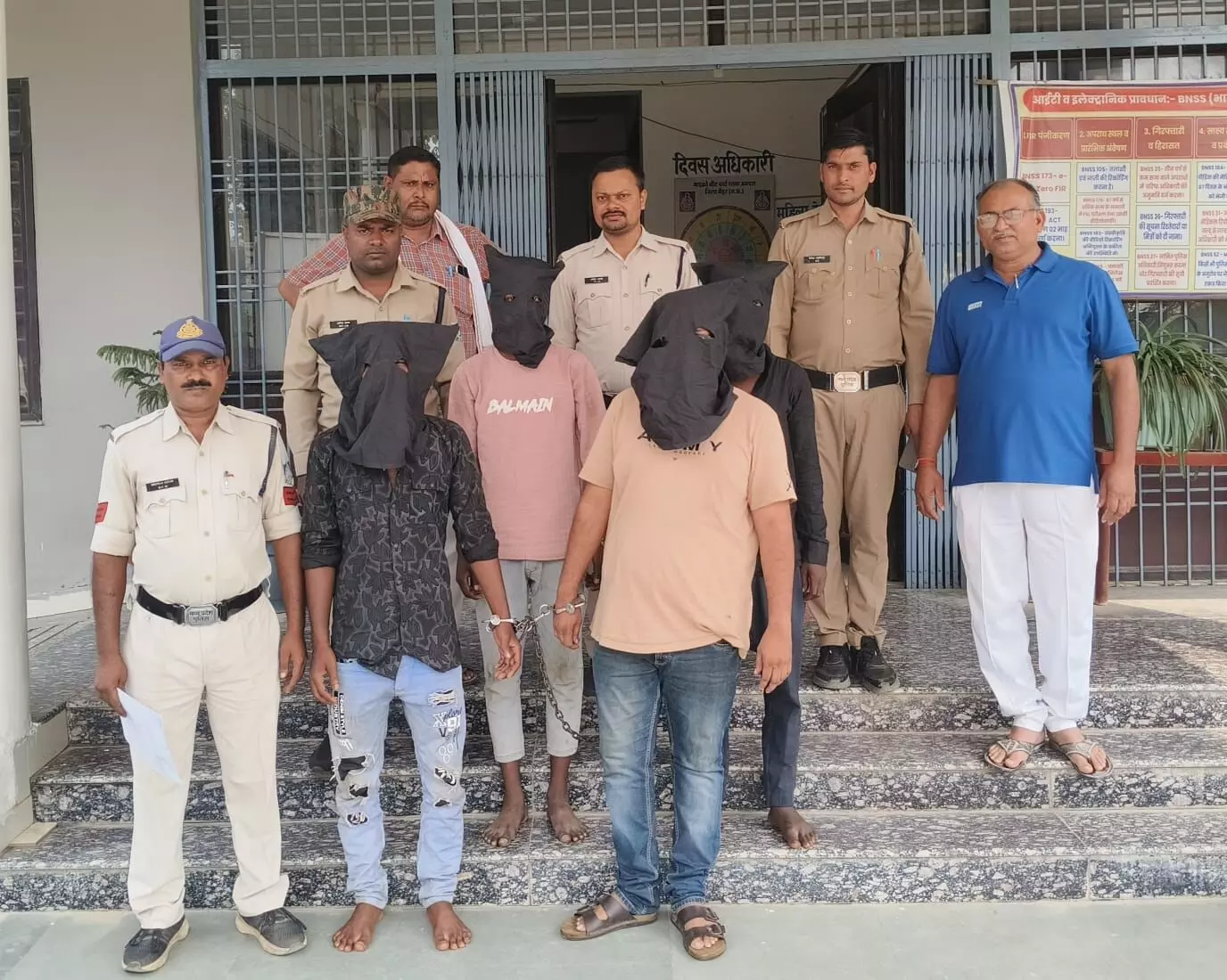निर्माण सामग्री की चोरी का खुलासा, कटनी के चार बदमाश बंदी निर्माण सामग्री की चोरी का खुलासा, कटनी के चार बदमाश बंदी