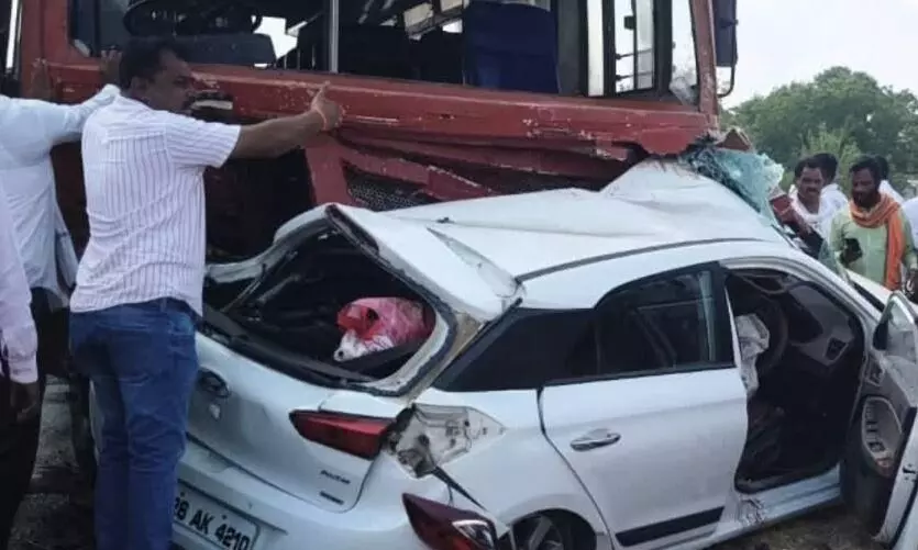 महाराष्ट्र के बीड में भीषण सड़क हादसा, तेज रफ्तार बस और कार के बीच हुई टक्कर में 5 लोगों की मौत, VIDEO महाराष्ट्र के बीड में भीषण सड़क हादसा, तेज रफ्तार बस और कार के बीच हुई टक्कर में 5 लोगों की मौत, VIDEO