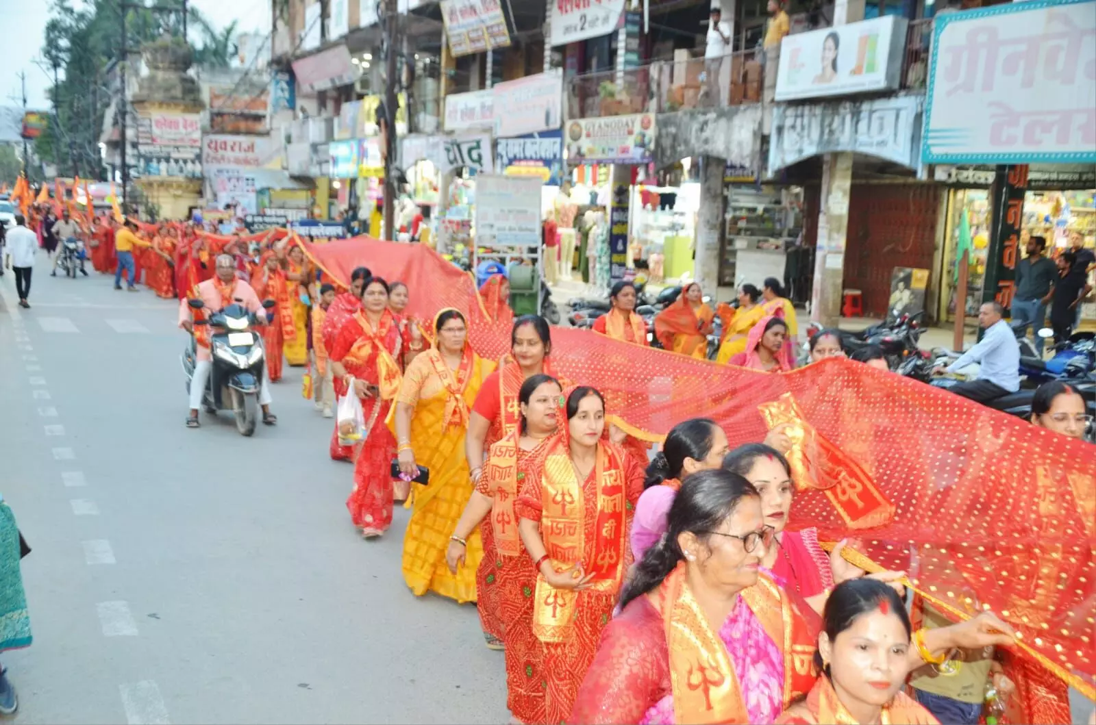 मॉ कालिका को चढ़ाई विशाल चुनरी, शहर में निकाली विशाल चुनरी यात्राएं मॉ कालिका को चढ़ाई विशाल चुनरी, शहर में निकाली विशाल चुनरी यात्राएं