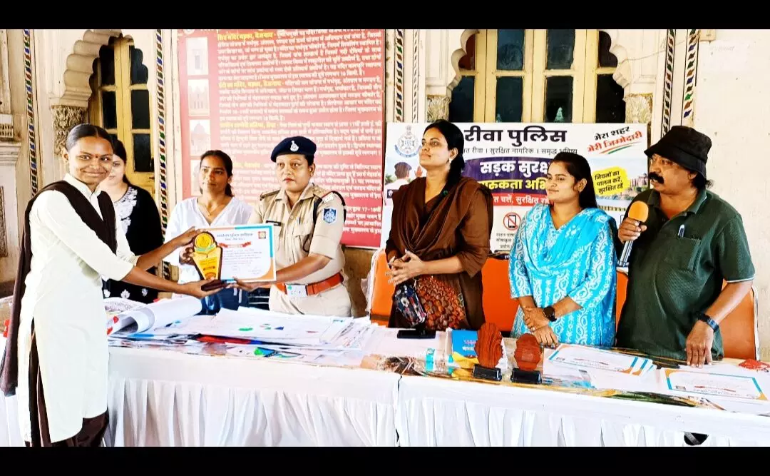 यातायात नियमों को चित्रकला प्रतियोगिता में रंगों से उकेरा, दिया संदेश यातायात नियमों को चित्रकला प्रतियोगिता में रंगों से उकेरा, दिया संदेश