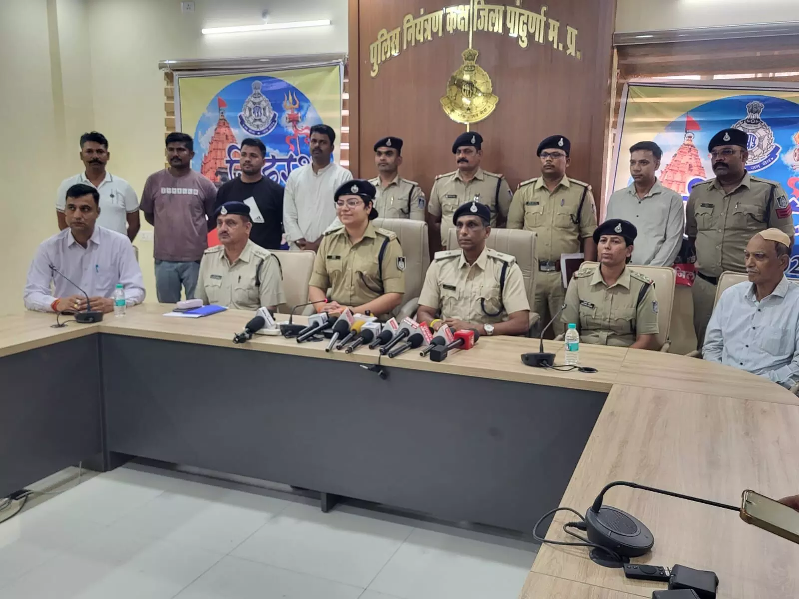 ज्वेलरी शोरूम लूट का पर्दाफाश, छह आरोपी गिरफ्तार, 45 लाख के जेवर व नगदी बरामद