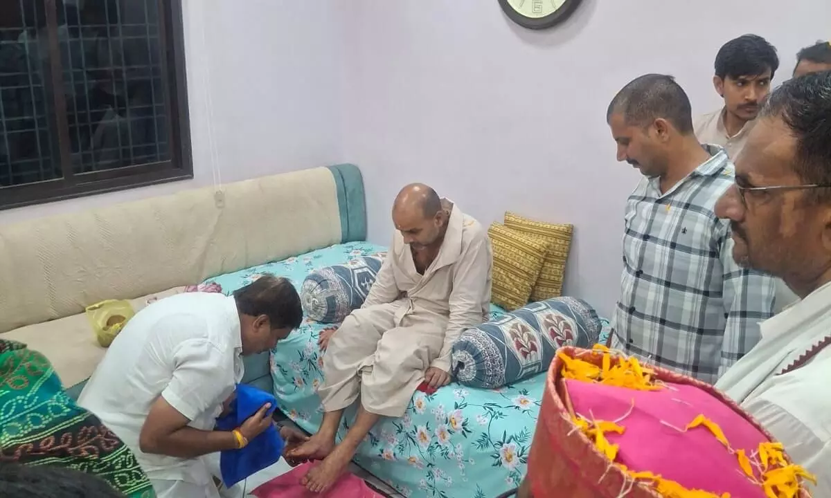 निराहार संत दादागुरू महाराज के दर्शन को उमड़े श्रद्धालु, जगह-जगह हुआ स्वागत