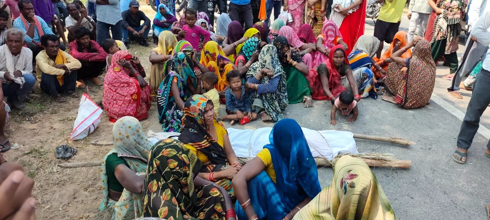 कचरा घर के विरोध में सड़क पर शव रखकर प्रदर्शन, ग्रामीणों ने लगाया जाम कचरा घर के विरोध में सड़क पर शव रखकर प्रदर्शन, ग्रामीणों ने लगाया जाम