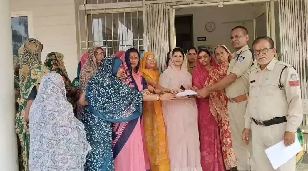 महिला अफसर के खिलाफ आंगनबाड़ी कार्यकर्ताओं ने पुलिस को दिया शिकायती आवेदन महिला अफसर के खिलाफ आंगनबाड़ी कार्यकर्ताओं ने पुलिस को दिया शिकायती आवेदन