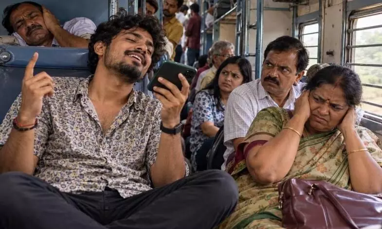 ट्रेन में तेज आवाज में गाना सुनना पड़ेगा भारी! रेलवे की चेतावनी, जुर्माने से लेकर जेल तक की नौबत ट्रेन में तेज आवाज में गाना सुनना पड़ेगा भारी! रेलवे की चेतावनी, जुर्माने से लेकर जेल तक की नौबत