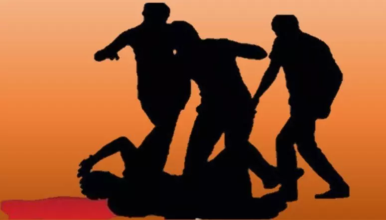 फोन पर युवती से बात कर रहे युवक पर जानलेवा हमला, तीन अज्ञात आरोपियों ने पत्थर से सिर फोड़ा फोन पर युवती से बात कर रहे युवक पर जानलेवा हमला, तीन अज्ञात आरोपियों ने पत्थर से सिर फोड़ा