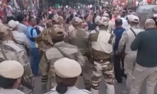 CM आवास के बाहर शव रखकर प्रदर्शन, पुलिस ने छोड़े आंसू गैस के गोले, 2 लोगों की हत्या के बाद मचा बवाल CM आवास के बाहर शव रखकर प्रदर्शन, पुलिस ने छोड़े आंसू गैस के गोले, 2 लोगों की हत्या के बाद मचा बवाल