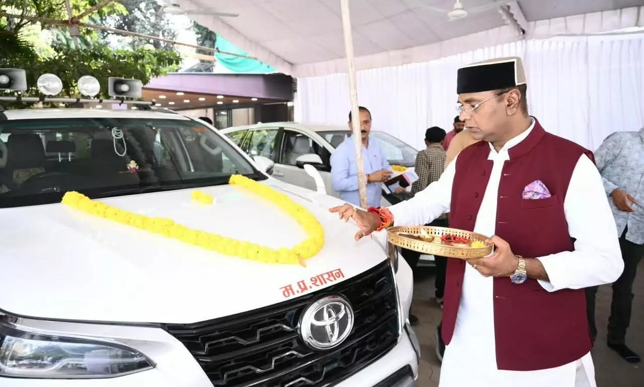 मंत्री विश्वास सारंग पुलिस लाइन नेहरू नगर भोपाल स्थित ग्राउंड में शस्त्र पूजन में हुए शामिल