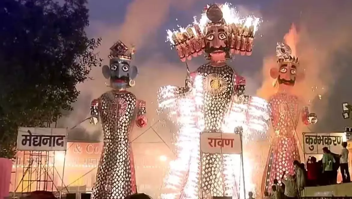 देशभर में धूमधाम से मनाया गया दशहरा, कहीं 101 फीट तो कहीं देश का सबसे बड़ा रावण जला, बारिश से मंदसौर में टला दहन