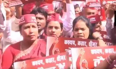 मछुआरा समुदाय ने उठाई SC आरक्षण की मांग, संजय निषाद बोले- संविधान में मिले हक मछुआरा समुदाय ने उठाई SC आरक्षण की मांग, संजय निषाद बोले- संविधान में मिले हक