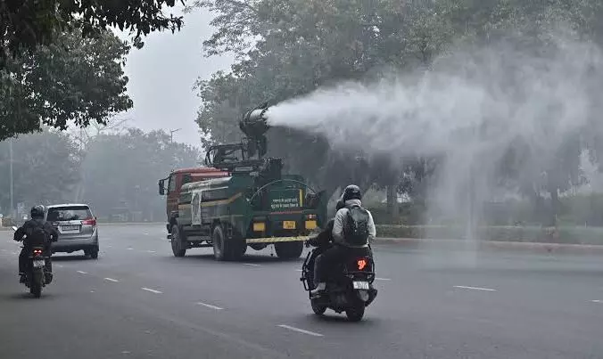 प्रदूषण की चादर से ढकी दिल्ली, राजधानी में लागू हुईं GRAP-1 की पाबंदियां, AQI पहुंचा 300 के करीब प्रदूषण की चादर से ढकी दिल्ली, राजधानी में लागू हुईं GRAP-1 की पाबंदियां, AQI पहुंचा 300 के करीब