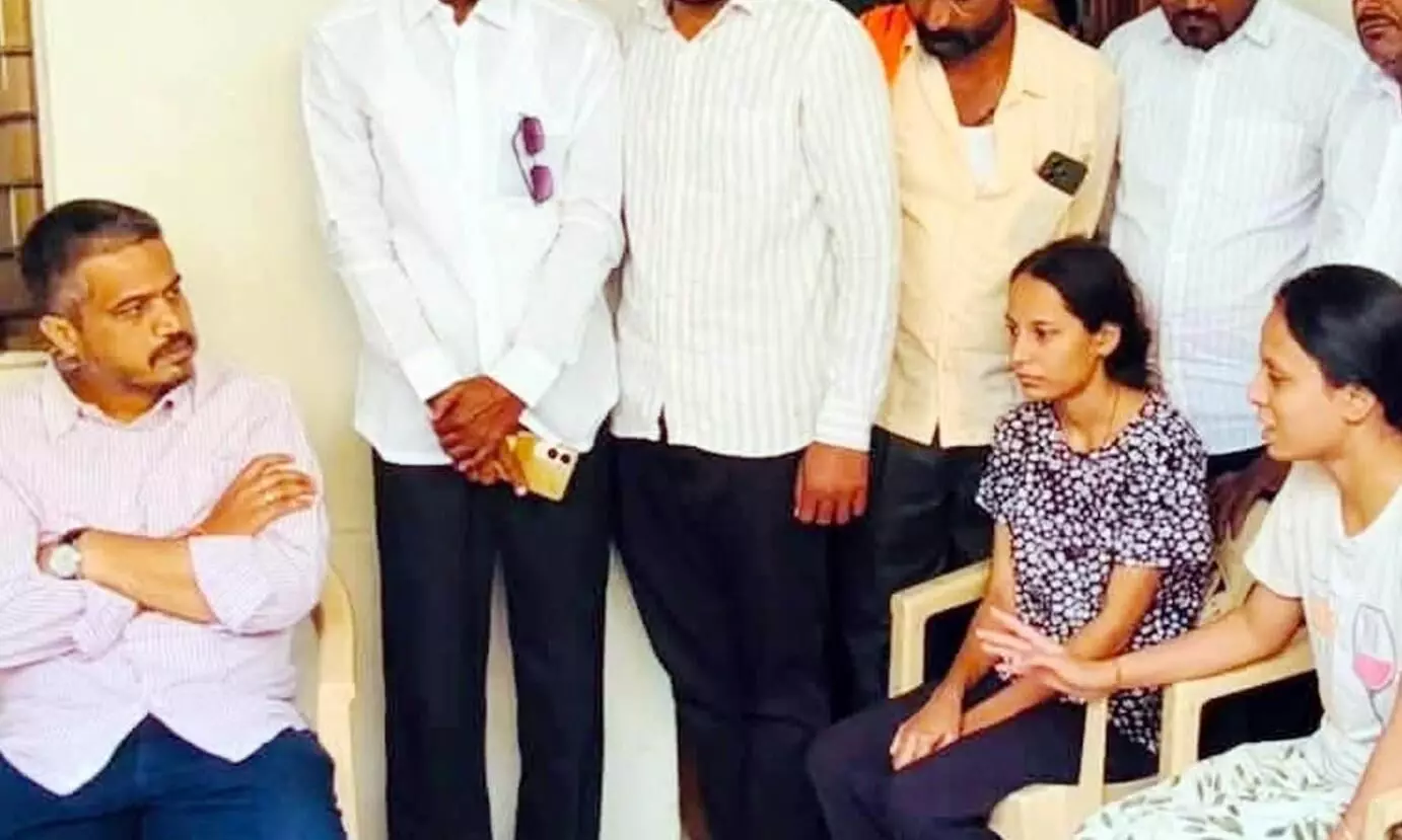 स्नातक और शिक्षक चुनावों में महायुति की हार तय, गुंडागर्दी और बिगड़ती कानून-व्यवस्था पर सरकार को घेरा स्नातक और शिक्षक चुनावों में महायुति की हार तय, गुंडागर्दी और बिगड़ती कानून-व्यवस्था पर सरकार को घेरा