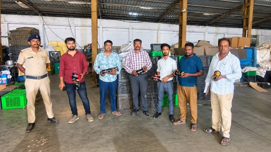 दादरा-नगर हवेली में नायलॉन मांजा बनाने वाली फैक्ट्री का भंडाफोड़, 6 करोड़ 26 लाख रुपए से अधिक का माल जब्त दादरा-नगर हवेली में नायलॉन मांजा बनाने वाली फैक्ट्री का भंडाफोड़, 6 करोड़ 26 लाख रुपए से अधिक का माल जब्त