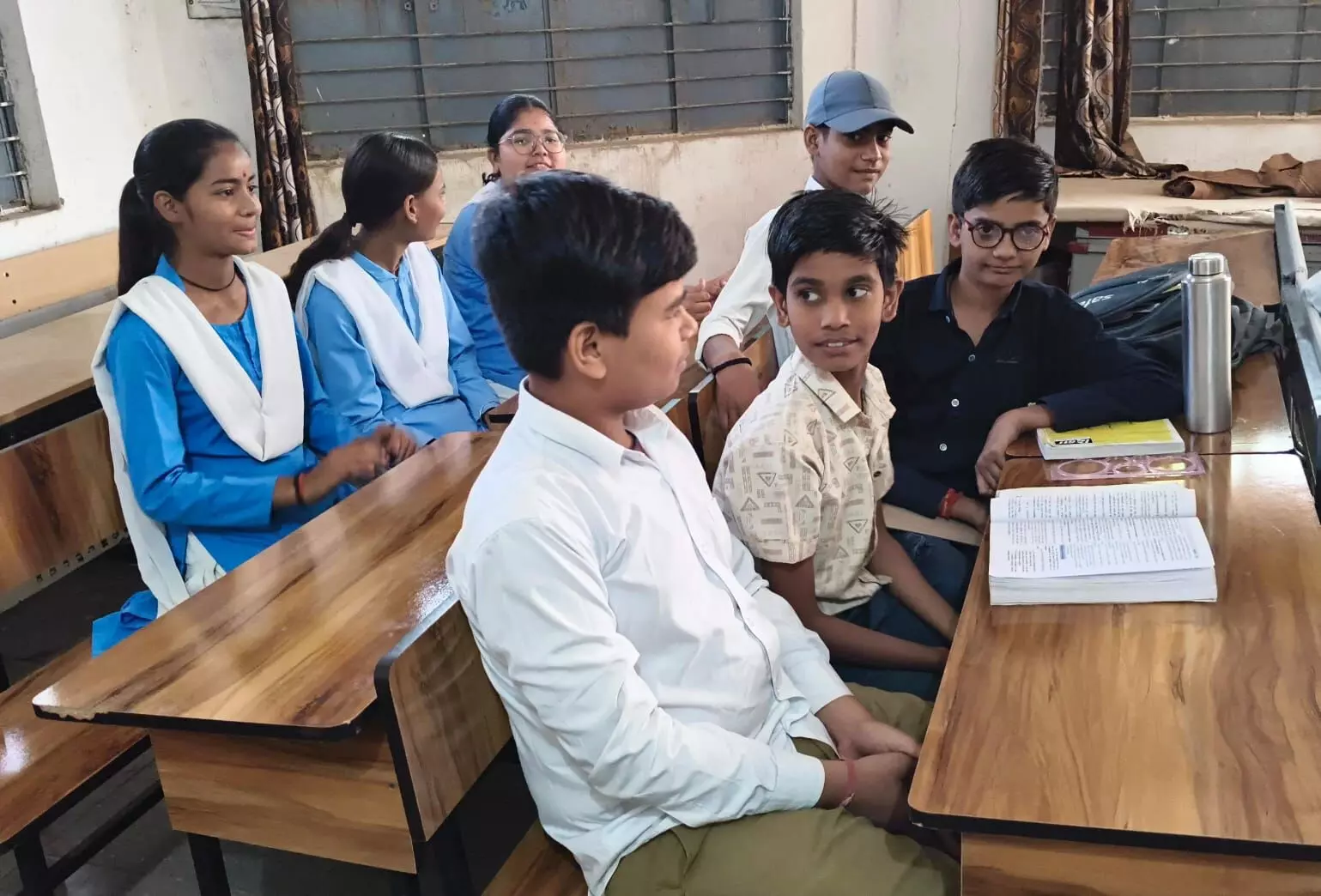 जमीन पर बैठकर पढ़ने वाले बच्चों को मिले बेंच-डेस्क