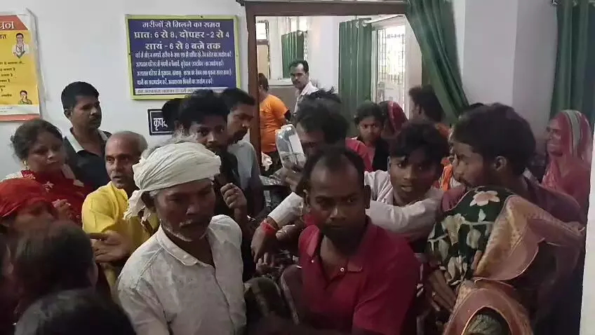 कोठी थाना अंतर्गत पतेरिया गांव में ट्रैक्टर-ट्रॉली में फैला करंट, दुर्गा प्रतिमा विसर्जन से लौट रहे 9 लोग झुलसे