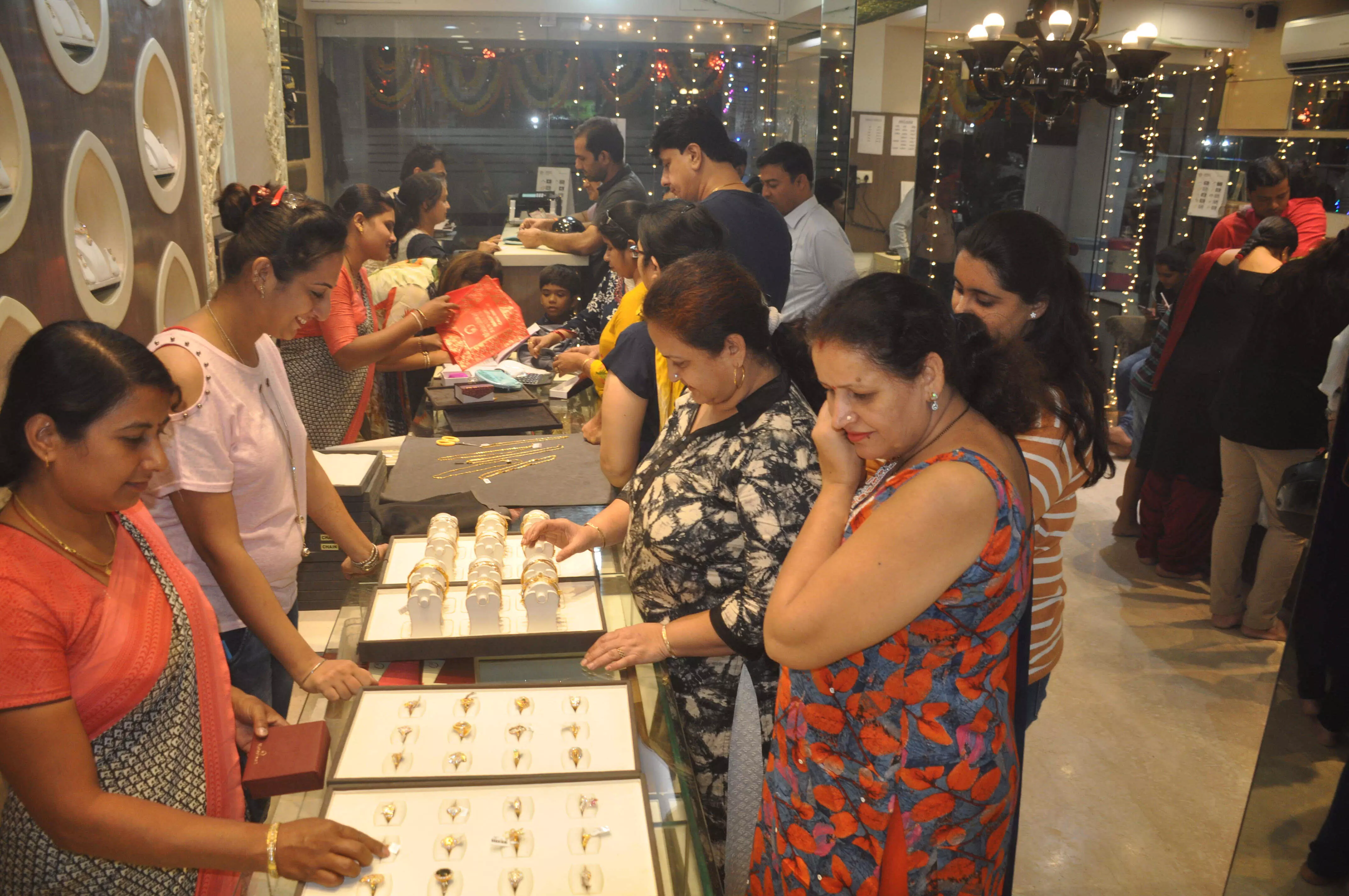 सोना 4 दिन में 2,800, चांदी 7.8 हजार रुपए टूटी, 10 ग्राम सोने की कीमत 1.44 लाख तो चांदी 2.04 लाख सोना 4 दिन में 2,800, चांदी 7.8 हजार रुपए टूटी, 10 ग्राम सोने की कीमत 1.44 लाख तो चांदी 2.04 लाख