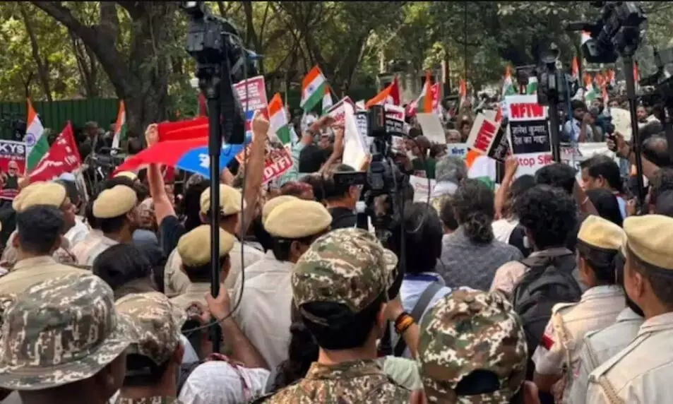 दिल्ली में SIR के खिलाफ लेफ्ट का प्रदर्शन, ज्ञानेश कुमार गद्दी छोड़ के लगे नारे, कई लोग हिरासत में