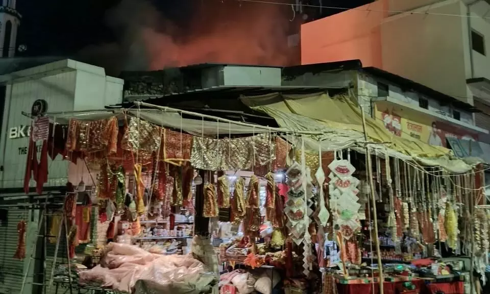 नागपुर के महल में कपड़े की दुकान आग में जलकर खाक, लाखों का नुकसान