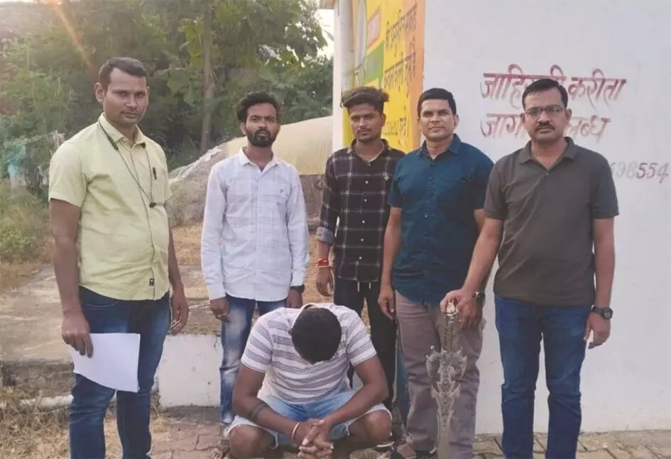 भंडारा में बिना अनुमति तलवार लेकर घूम रहा व्यक्ति गिरफ्तार भंडारा में बिना अनुमति तलवार लेकर घूम रहा व्यक्ति गिरफ्तार