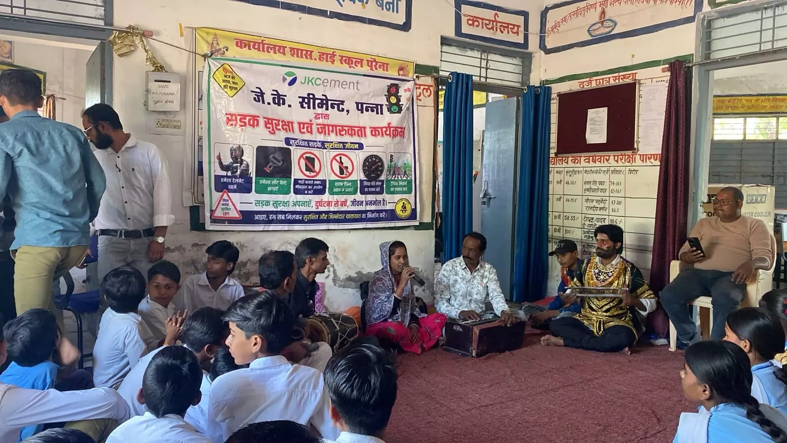 बच्चों ने नुक्कड़ नाटक से समझाया, सड़क पर छोटी लापरवाही भी पड़ सकती है भारी