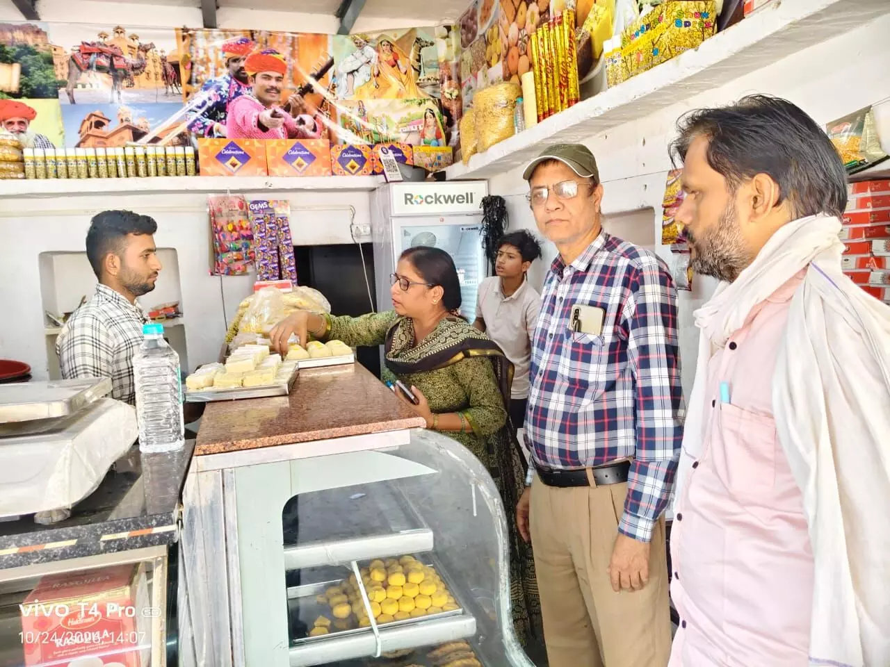 खाद्य पदार्थों की गुणवत्ता जांच हेतु संयुक्त दल द्वारा किया गया निरीक्षण एवं नमूना कार्यवाही