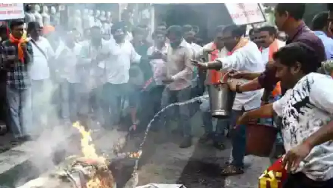 नासिक जेल में अबू सालेम से मुलाकात का मामला ,प्यारे खान का पुतला फूंका