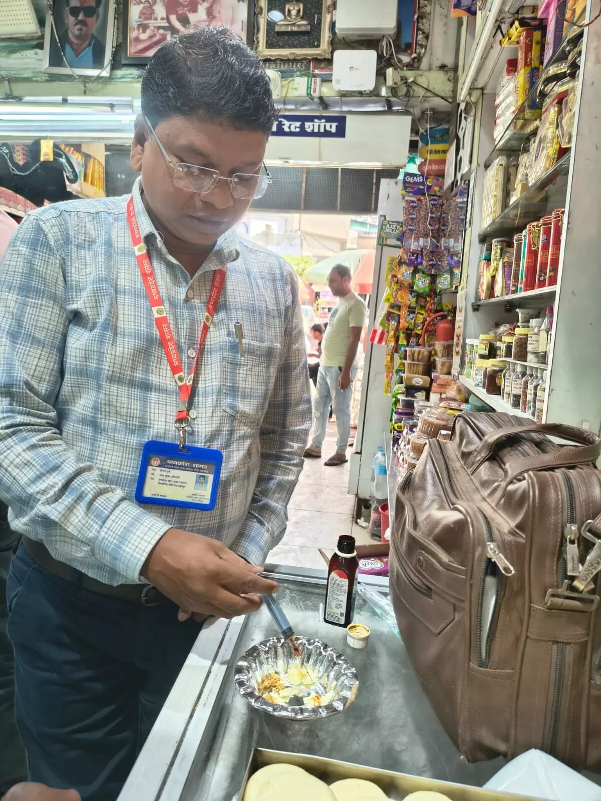 एक दर्जन दुकानों में खाद्य विभाग की दबिश, खाेवा व पेड़ा के सेम्पल लिए