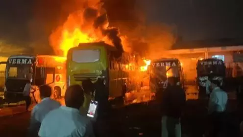 भोपाल ISBT में खड़ी 8 बसों में लगी आग, 4 पूरी तरह जलीं, डेढ़ घंटे में पाया काबू