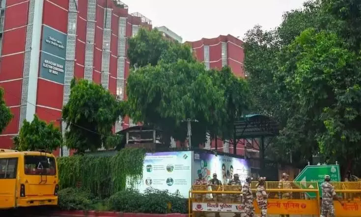 चुनाव आयोग का बड़ा एक्शन, 6 अधिकारियों को किया सस्पेंड, जानें पूरा मामला