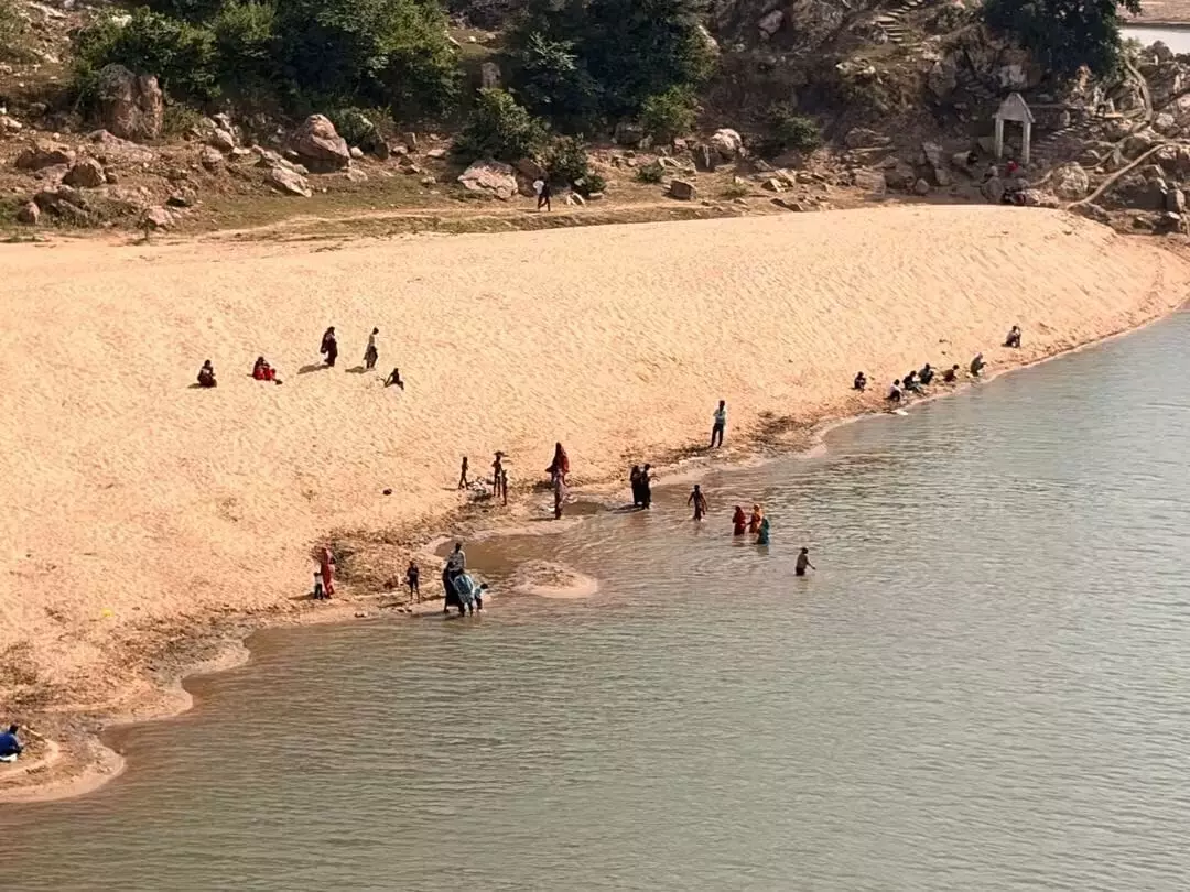 चार मौतों के बाद भी सबक नहीं, भँवरसेन घाट पर प्रतिबंध बेअसर, नदी में नहा रहे लोग