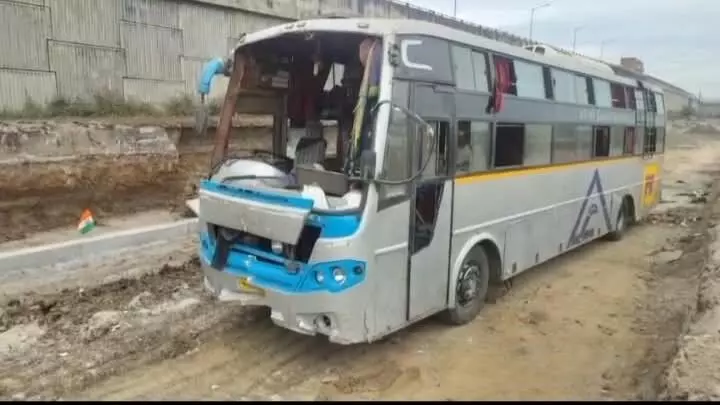नागपुर जा रही सवारी बस पलटी, चालक की मौत, अन्य घायल