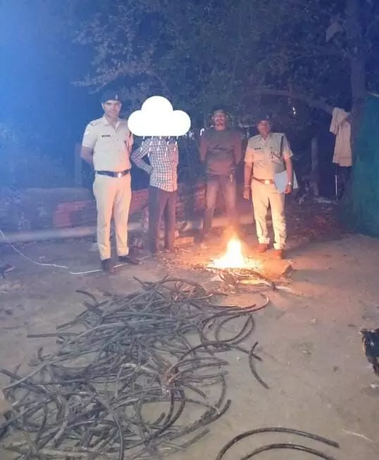 रेलवे की केबल चोरी करने वाले आए पकड़ में केबल जलाकर निकाल रहे थे कॉपर,