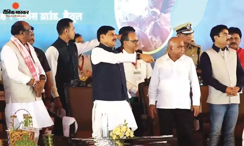 बैतूल में तेंदूपत्ता संग्राहकों पर CM ने बरसाए फूल, कांग्रेस पर बरसे मोहन यादव, प्रदर्शन से पहले हिरासत में लिए गए थे कई कार्यकर्ता