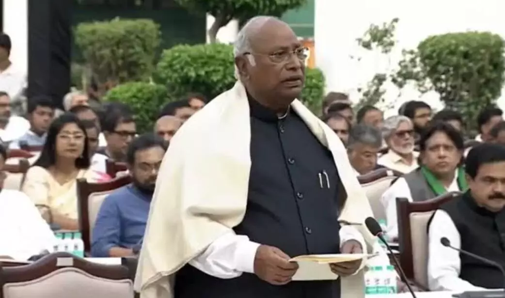 खरगे ने मॉक पार्लियामेंट में ज्ञानेश कुमार को हटाने का प्रस्ताव रखा, वोट चोरी समेत लगाए 6 बड़े आरोप, BJP ने नेहरू पर साधा निशाना
